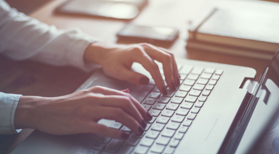 Junge Frau bearbeitet am Laptop die App-Berechtigungen.