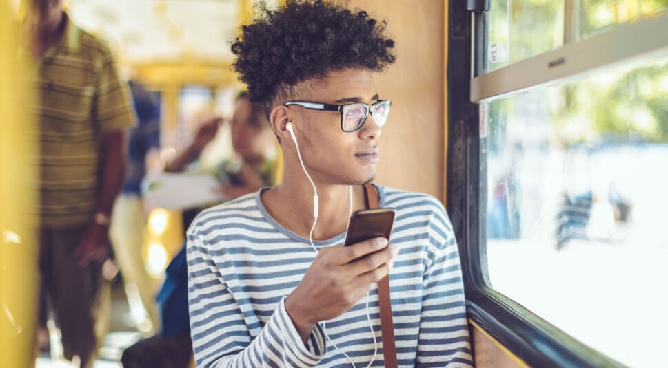 Junger Mann nutzt neue Google-Maps-Funktionen am Smartphone.