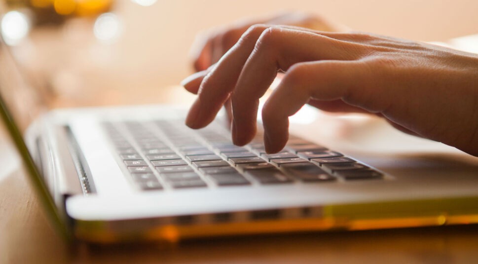 Über die Tastatur den Windows-Taskmanager am Laptop aufrufen.