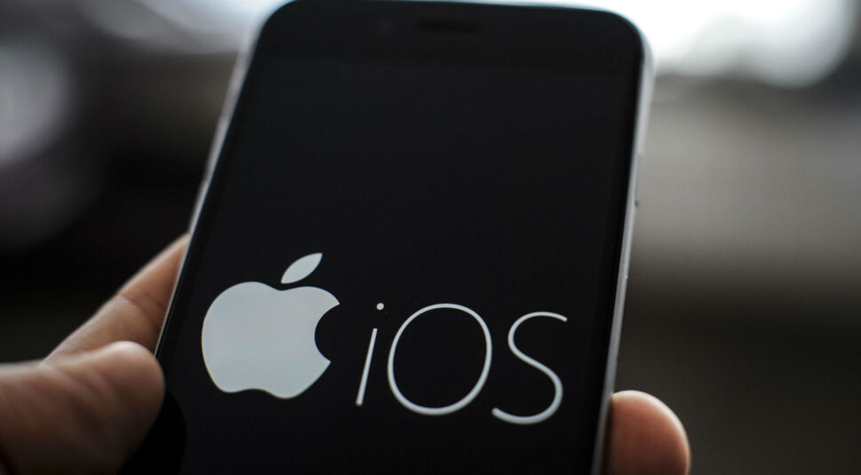 iOS-Logo auf dem iPhone.