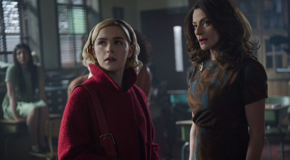  Sabrina und die undurchschaubare Lehrerin Mary Wardell (Michelle Gomez) | © Netflix