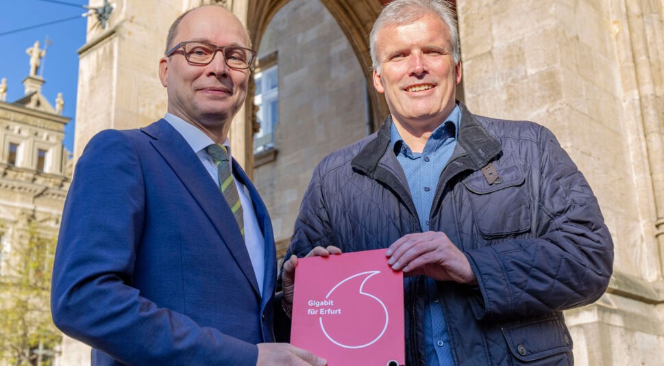  Der-Startschuss-fiel-durch-Erfurter-Oberbuergermeister-Andreas-Bausewein-und-Joerg-Sueptitz-von-Vodafone-in-Erfurt