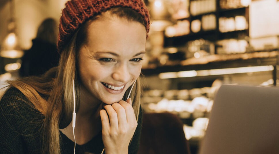 Junge Frau aktualisiert den Treiber ihrer Laptop-Webcam.