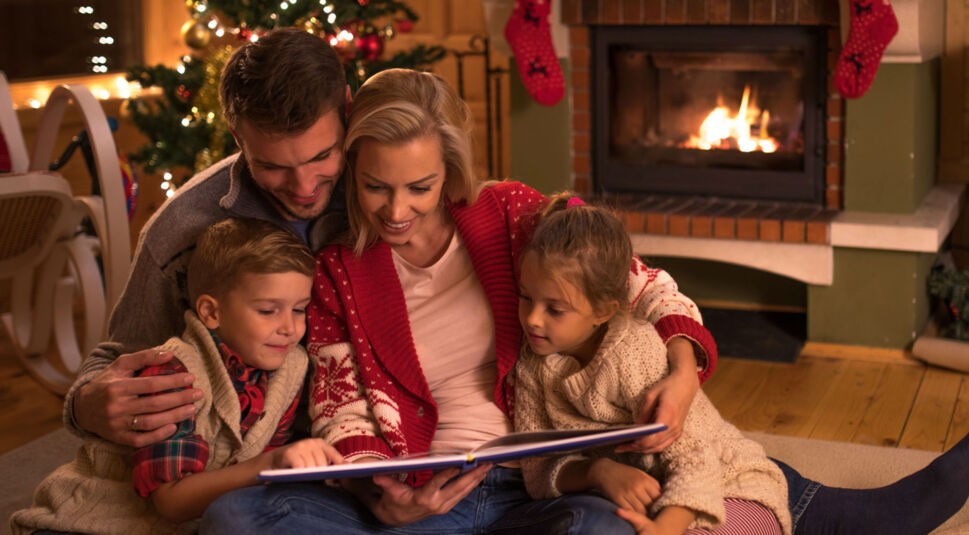 Eltern lesen ihren Kindern Geschichten vor.