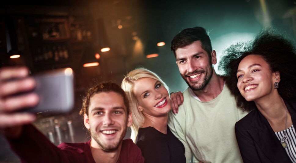 Junge Leute machen im Club ein Selfie