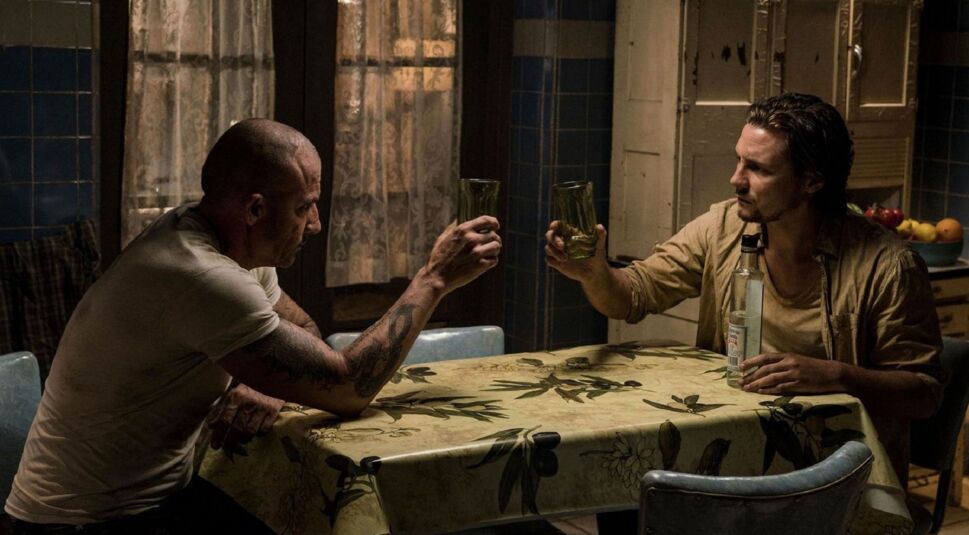 Das Bild zeigt Dominic Purcell und Augustus Prew in Staffel 5 von Prison Break.