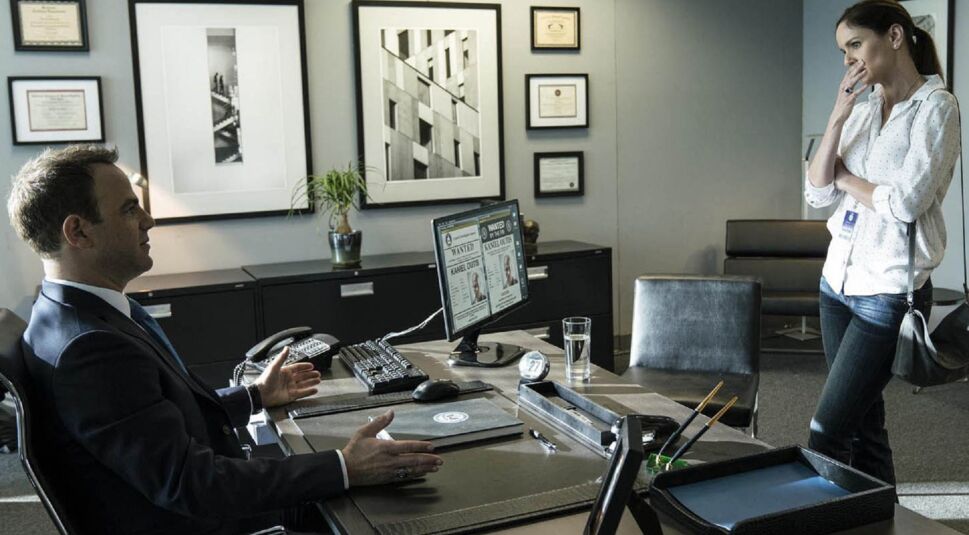 Das Bild zeigt Paul Adelstein und Sarah Wayne Callies in Staffel 5 von Prison Break.