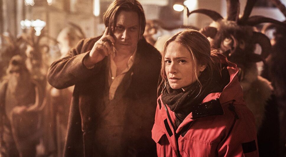 Das Bild zeigt Julia Jentsch und Nicholas Ofczarek in Skys Der Pass.