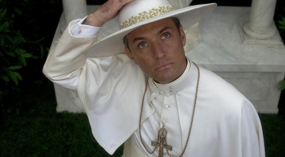 Das Bild zeigt Jude Law als fiktiver Papst Pius XIII. in The Young Pope.