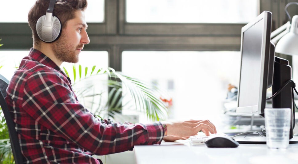 Mann führt CMD-Befehle am Computer durch.