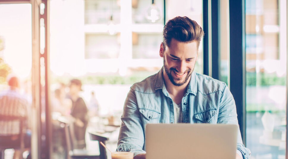 Mann passt Startmenü seines Windows-Laptops an.