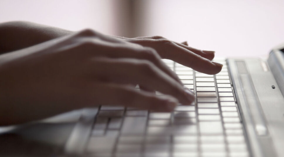 Tastaturbefehl am Laptop durchführen.