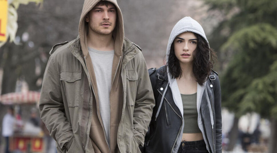 Çağatay Ulusoy und Hazar Ergüçlü in The Protector