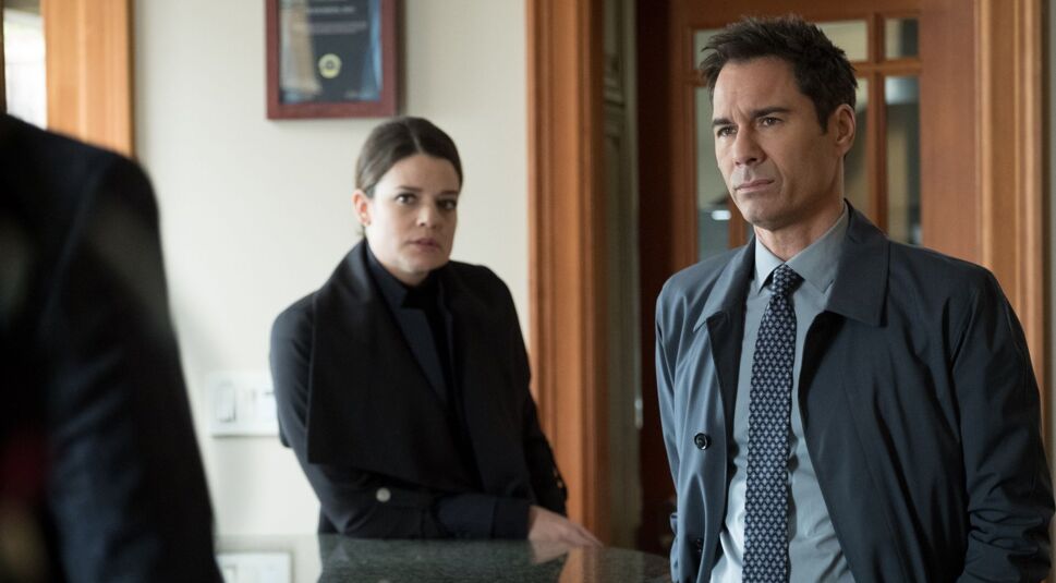 Das Bild zeigt Eric McCormack und Kimberley Sustad in Staffel 3 von Travelers - Die Reisenden.