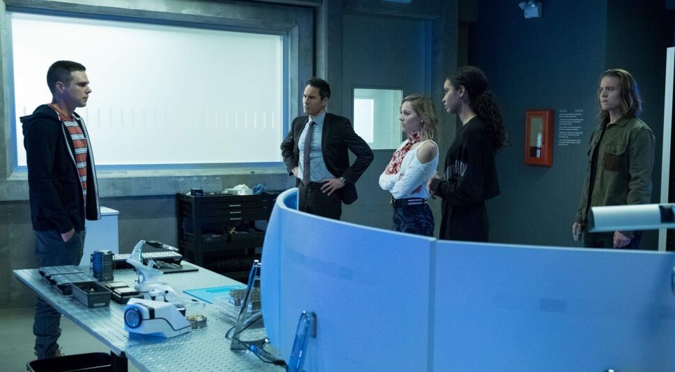 Das Bild zeigt das Team der Reisenden in Travelers - Die Reisenden Staffel 3.