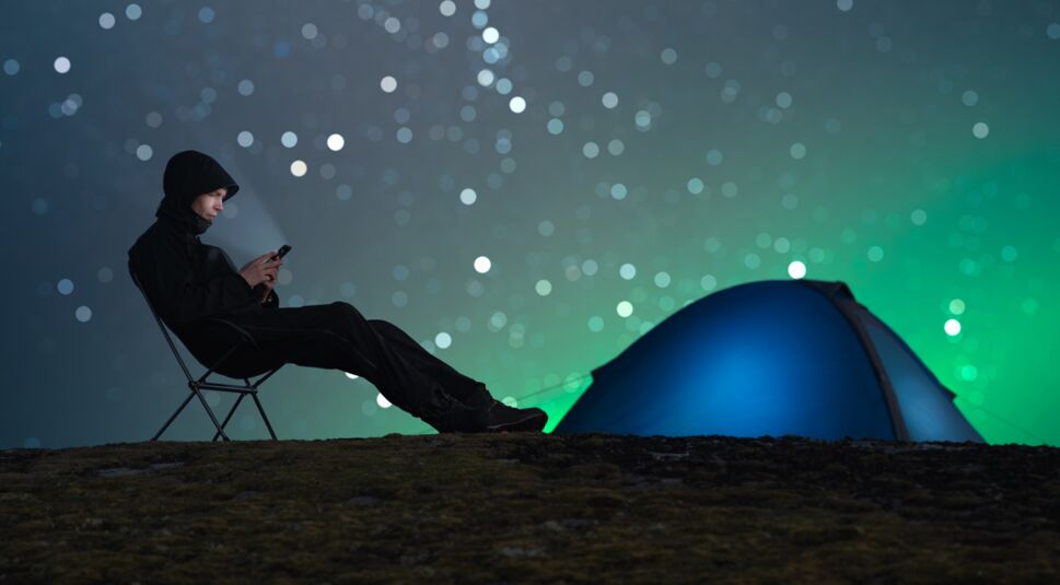 Mann checkt in App Polarlichter