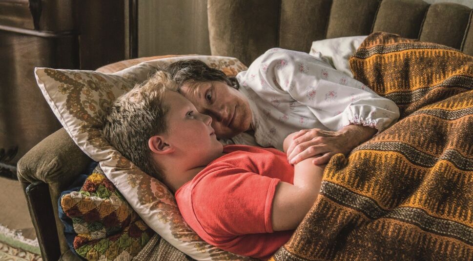 Das Bild zeigt wie sich der junge Hape Kerkeling und seine Oma Änne auch kurz vor ihrem Tod noch sehr nahe sind