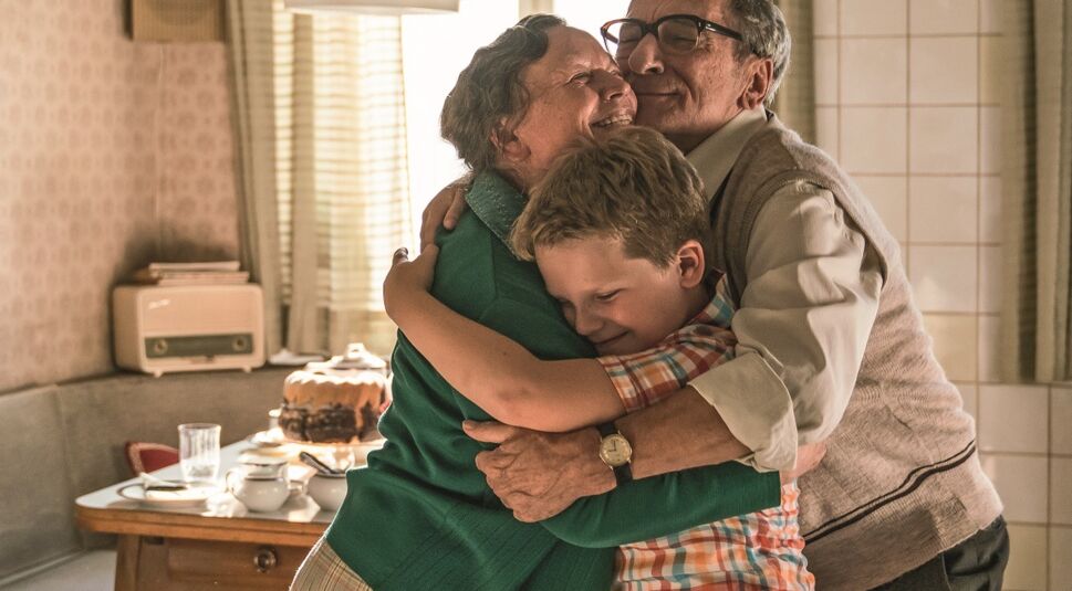 Das Bild zeigt Hape Kerkeling als Kind mit Oma Betha und Opa Willy nach dem erfolgreichen Besuch der Dame vom Jugendamt