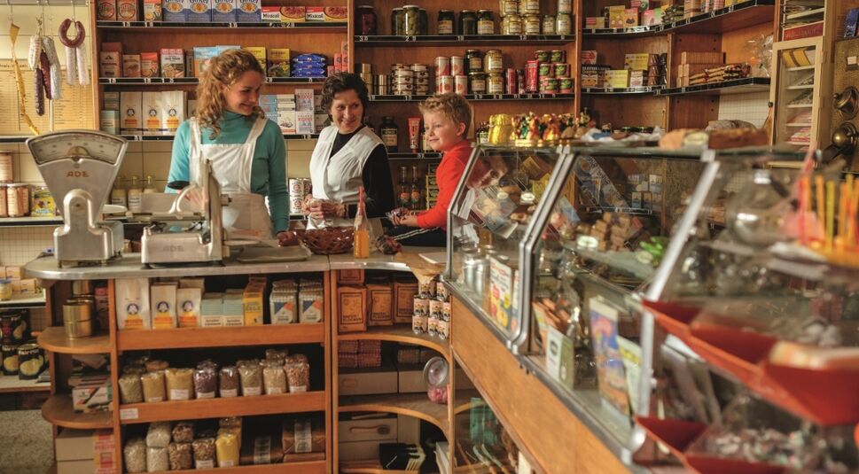 Das Bild zeigt den jungen Hape Kerkeling in Laden seiner Oma Änne mit dieser und seiner Mutter