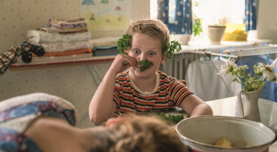 Das Bild zeigt den jungen Hape Kerkeling bei dem Versuch seine Mutter aufzuheitern