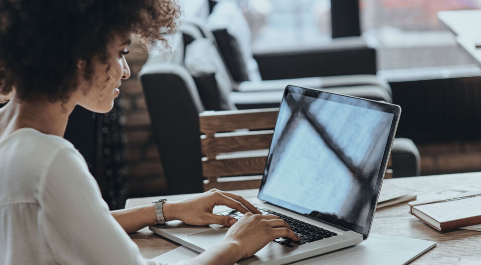 Junge Frau testet den Dark Mode von Google Chrome.