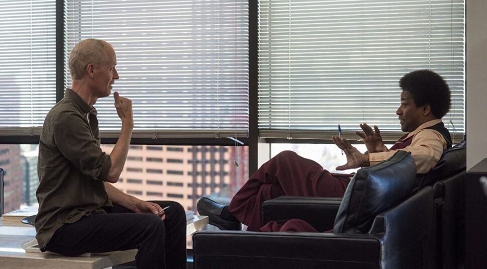 Dan Gilroy und Denzel Washington am Set von Roman J. Israel Esq.