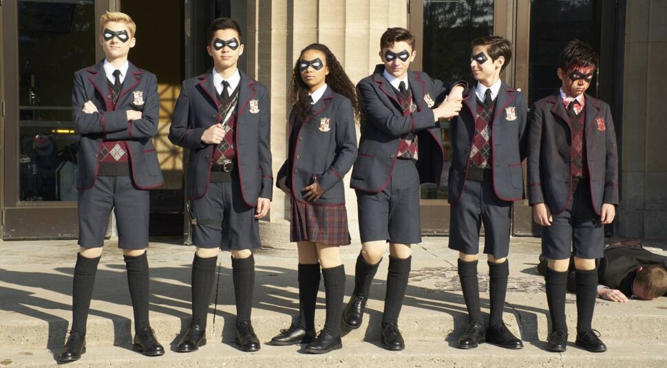 Das Bild zeigt den Cast von The Umbrella Academy in jung. | © Christos Kalohoridis/Netflix
