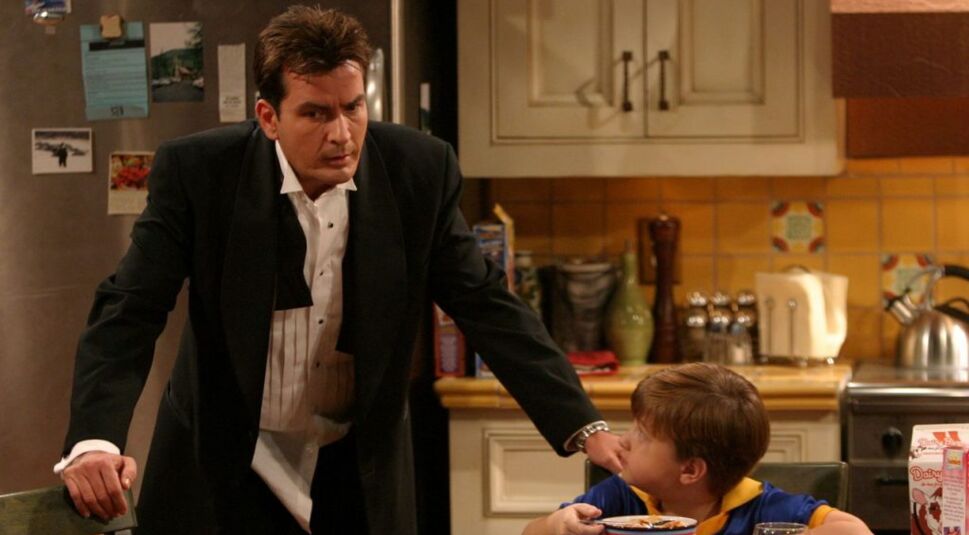 Charlie Sheen und Angus T. Jones in Two and a Half Men