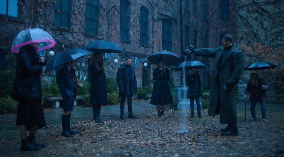 Das Bild zeigt den Cast von The Umbrella Academy. | © Netflix