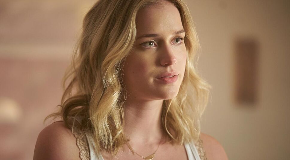 Elizabeth Lail als Beck in You.