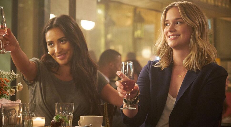 Shay mItchell und Elizabeth Lail in You.
