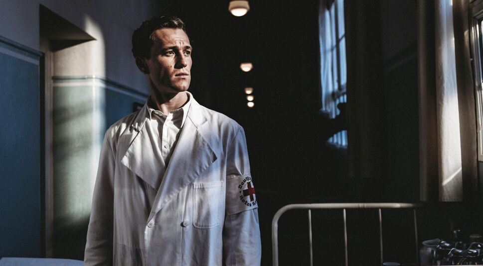 Das Bild zeigt Oberarzt Dr. Artur Waldhausen, gespielt von Artjom Gilz, in der Serie Charite.