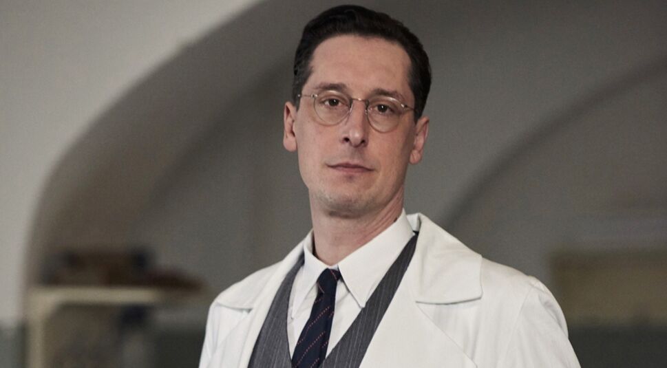 Das Bild zeigt Hans Löw als den französischen Arzt und Geheimagenten Dr. Jung