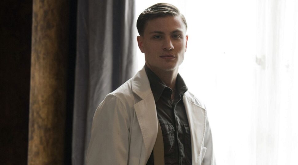 Das Bild zeigt Jannik Schümann als Otto Marquardt edizinstudent und angehender Sanitätsoffizier in der Serie Charite