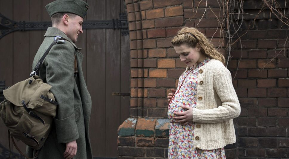 Das Bild zeigt Mala Emde als die schwangere Ärztin Anni in der Serie Charite