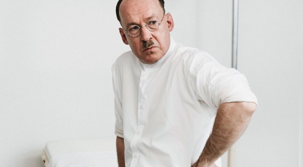 Das Bild zeigt Ulrich Noethen als den berühmten Arzt Prof. Ferdinand Sauerbruch