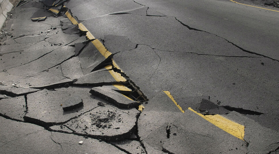 Erdbeben verursacht Risse im Boden.