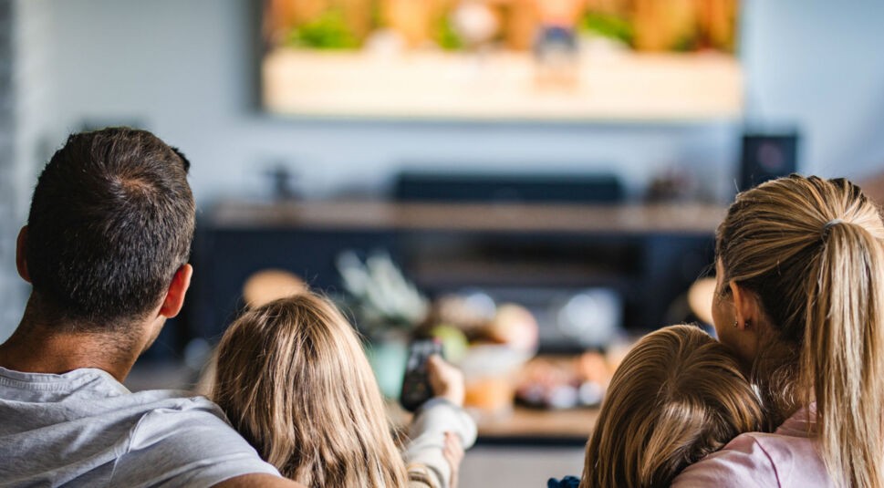 Familie schaut Fernsehen über Kodi.