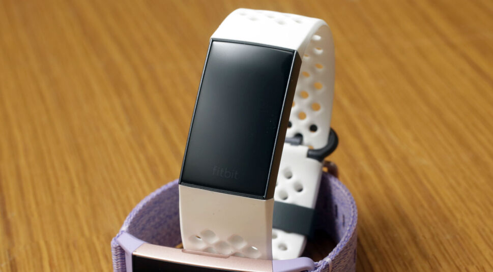 Die Fitbit Charge 3 in Weiß.