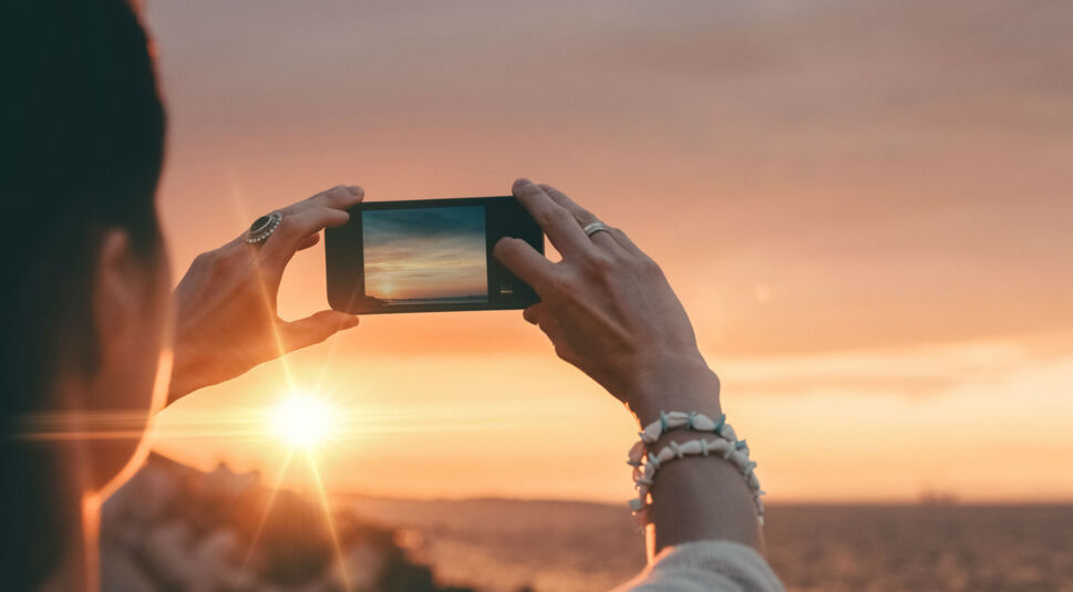 Frau macht mit dem Smartphone ein Foto für Instagram.