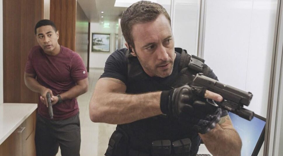 Alex O'Loughlin und Beulah Koale in Hawaii Five-0