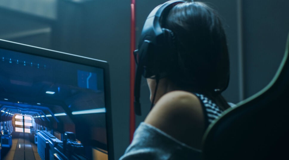 Junge Frau zockt am PC Steam-Spiele.