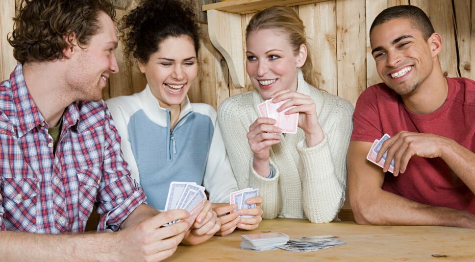 Gruppe von Freunden spielt Mau-Mau