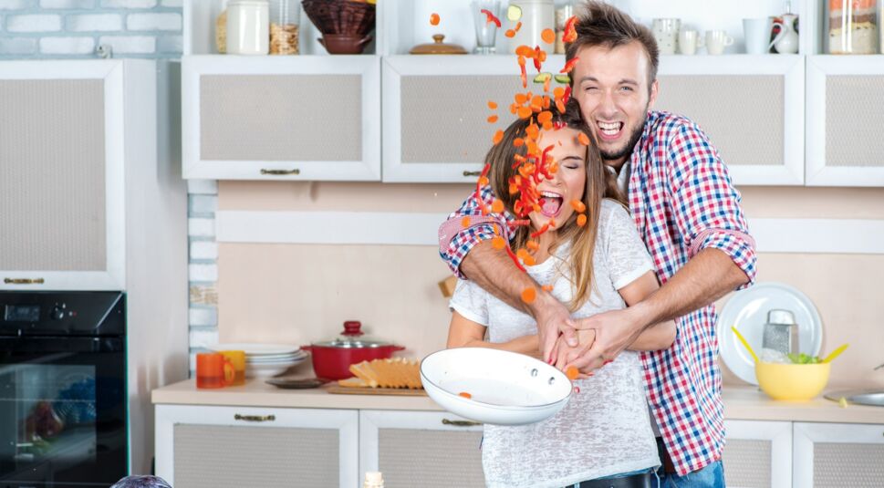 Junge Pärchen kocht zusammen