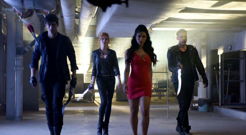Dominic Sherwood, Emeraude Toubia, Katherine McNamara und Matthew Daddario in Shadowhunters