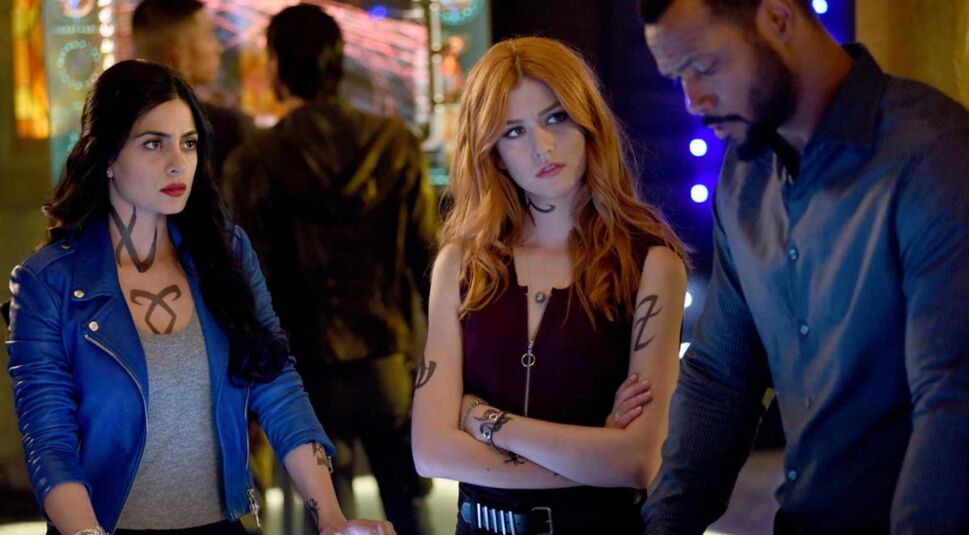 Emeraude Toubia, Isaiah Mustafa und Katherine McNamara in Shadowhunters