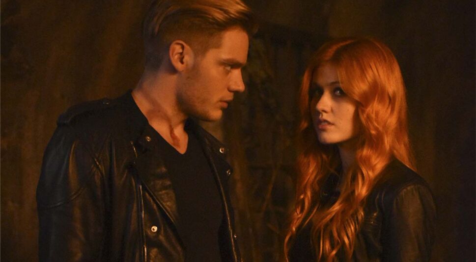 Dominic Sherwood und Katherine McNamara in Shadowhunters