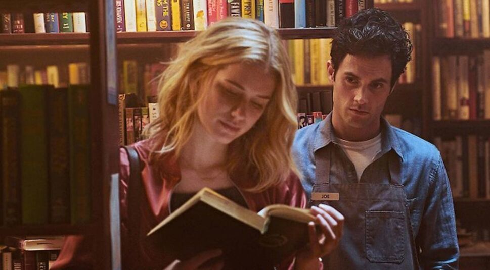Das Bild zeigt Penn Badgley und Elizabeth Lail aus Netflix' You - Du wirst mich lieben.