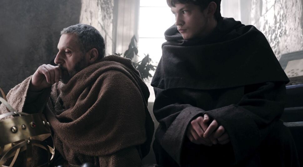 John Turturro und Damian Hardung in der Serie Der Name der Rose | © 2019 Palomar/11 Marzo Film / Fabio Lovino
