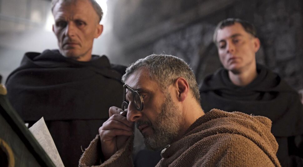 John Turturro und Richard Sammel in der Serie Der Name der Rose | © Angelo Turetta/Fabio Lovino /Palomar/11 Marzo Film